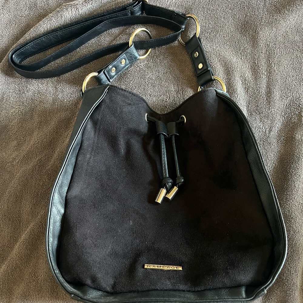 Bucket style black bag, adjustable straps. Spacious purse can hold many items.